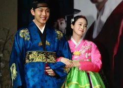 Yoo Ah In hớn hở vì được khoác tay Kim Tae Hee