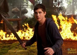 Á thần Percy Jackson vung gươm chống quỷ