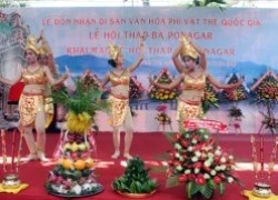 Chen chân dự lễ hội Tháp Bà Ponagar