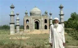 Cụ ông nhớ vợ xây đền Taj Mahal mini