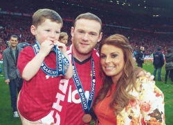 'Cục cưng' của Rooney dễ thương ăn mừng với bố