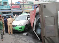 Đứng đón taxi, nữ hành khách bị xe tải đè nguy kịch