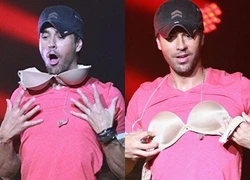 Enrique Iglesias &#8220;nghịch&#8221; áo ngực phụ nữ trên sân khấu