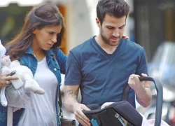 Fabregas dạo phố cùng bồ già và con gái yêu