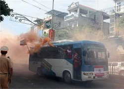 Fan cuồng Hải Phòng 'hun khói' Ninh Bình