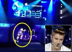 Fan cuồng lao lên sân khấu của Justin Bieber, xô đổ piano