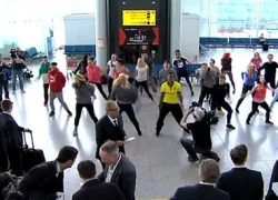 Fan Dortmund nhảy flashmob an ủi đội nhà