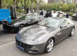 Ferrari FF 'hôn' xe tải trên làn đường xe đạp