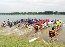 Gần 200 tay chèo tranh tài trong hội đua thuyền ở Huế