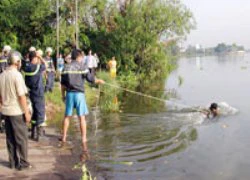 Hai nữ SV dắt tay nhau lao xuống sông