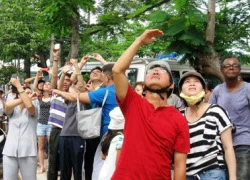 Hàng trăm người chen nhau ngắm &#8216;hào quang tỏa sáng&#8217;