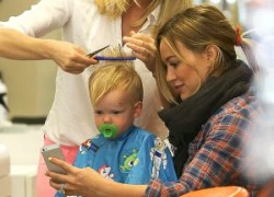 Hilary Duff đưa con trai đi cắt tóc ở tiệm