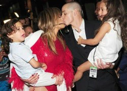 Jennifer Lopez vừa bế con vừa hôn tình trẻ