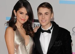 Justin và Selena nắm tay nhảy nhót ở câu lạc bộ