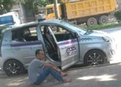 Lái xe taxi oằn lưng "cõng" phí