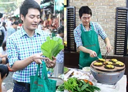 MC Phan Anh chọn rau, thịt đúc bánh xèo