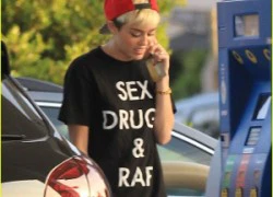 Miley Cyrus mặc áo in chữ "nhạy cảm" ra đường