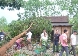 Mưa lớn kèm lốc xoáy tàn phá bản làng