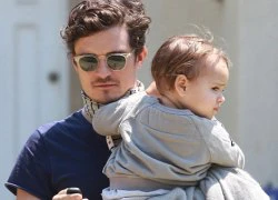 Orlando Bloom bế con trai đi chơi