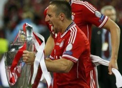 Ribery: Vợ một bên,... cúp một bên