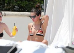 Selena Gomez khoe body nóng bỏng với bikini