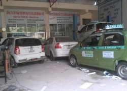 Tài xế taxi mặc quần đùi... "khoe hàng"