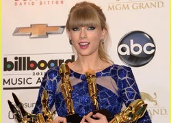 Taylor Swift không đủ tay ôm giải