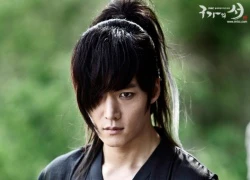 Thần thú "Gu Family Book" không thể ăn vì móng tay quá dài