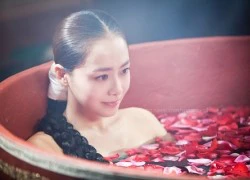 "Tình địch" khoe ảnh tắm, cạnh tranh với Kim Tae Hee