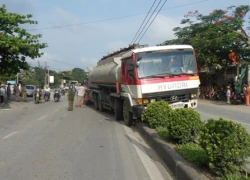 Va chạm với xe máy, xe bồn "ăn vạ" trên dải phân cách