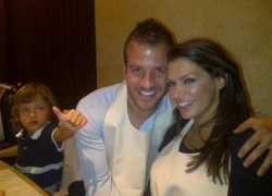 Van der Vaart tình tứ với bồ trước mặt con