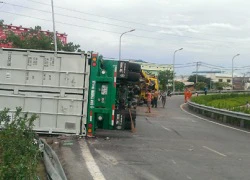 Vào cua gấp, container chở bia lật chắn ngang đường