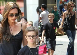 Victoria Beckham dẫn con đi mua sắm