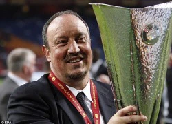 Vừa đến Napoli, Benitez đã được tạc tượng