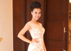 Á hậu Hoàng Oanh tỏa sáng trên sàn catwalk