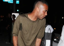 Ashley Cole ướt nhẹp áo vì đổ mồ hôi nách