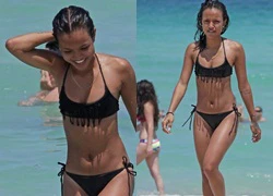 Bạn gái gốc Việt của Chris Brown diện bikini nóng bỏng