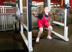 Bé gái 10 tuổi nâng tạ 95 kg