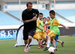 Becks 'chơi xấu' trẻ con để cướp bóng