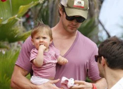 Bố con "thần Sấm" Chris Hemsworth ton sur ton ra bãi biển