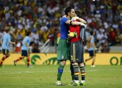 Casillas đợi Buffon để chia buồn sau chiến thắng