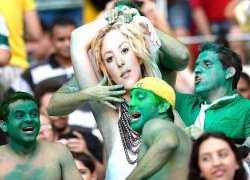 CĐV Brazil "sàm sỡ" với Shakira