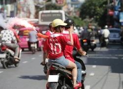 CĐV Hải Phòng diễu hành với ô tô, pháo sáng