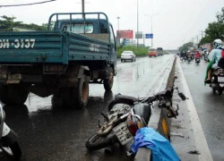 Chạy vào làn đường ô tô, một người đi xe máy nguy kịch