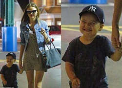 Con trai Miranda Kerr gây sốt với nụ cười tít mắt