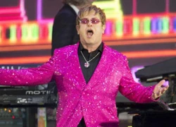 Elton John bị 'cảnh báo' ở Nga