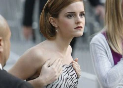 Emma Watson ôm ngực, tránh lộ hàng