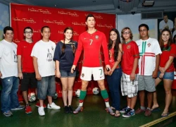 Fan nhí thi nhau sờ người Ronaldo