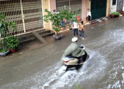 Hà Nội: Mưa lớn, nhiều con đường ngập nặng