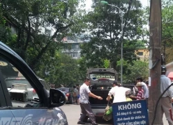 Hà Nội: Taxi "dàn trận" trước cổng bệnh viện